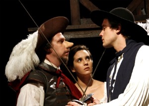 Bruce Gomlevsky (Cyrano), Julia Carrera (Roxane) et S&#233;rgio Guiz&#233; (Christian)  Photo : © Guga Melgar
